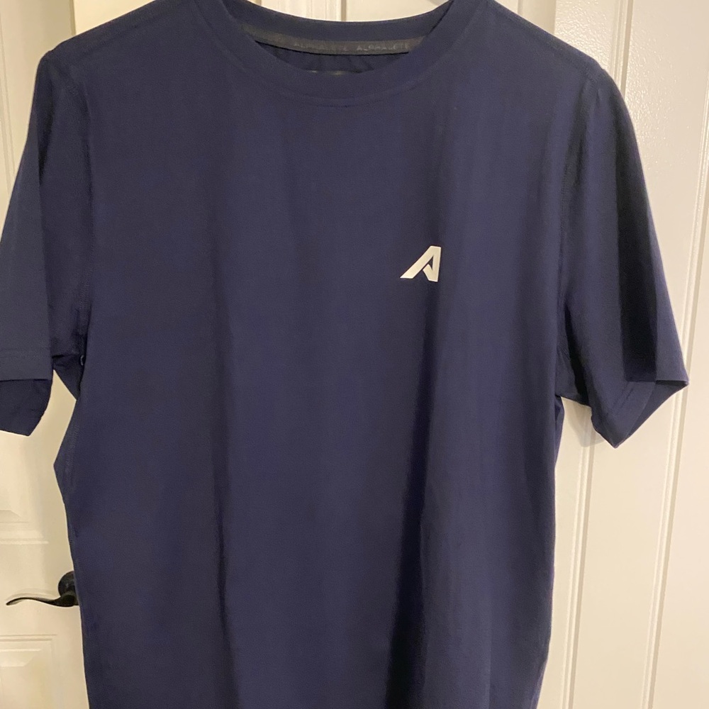 Alphalete Momentum shirt - medium - new